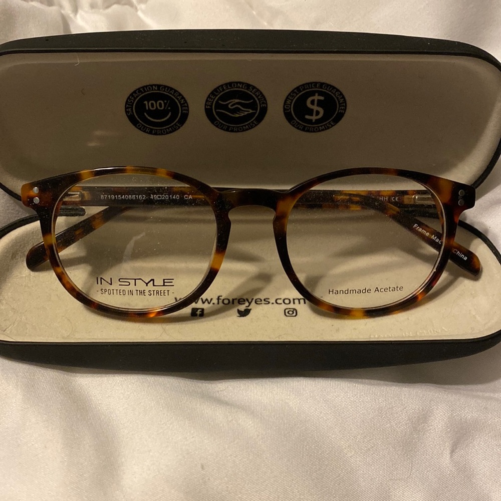 BRAND NEW!!! Tortoise plastic frames with case